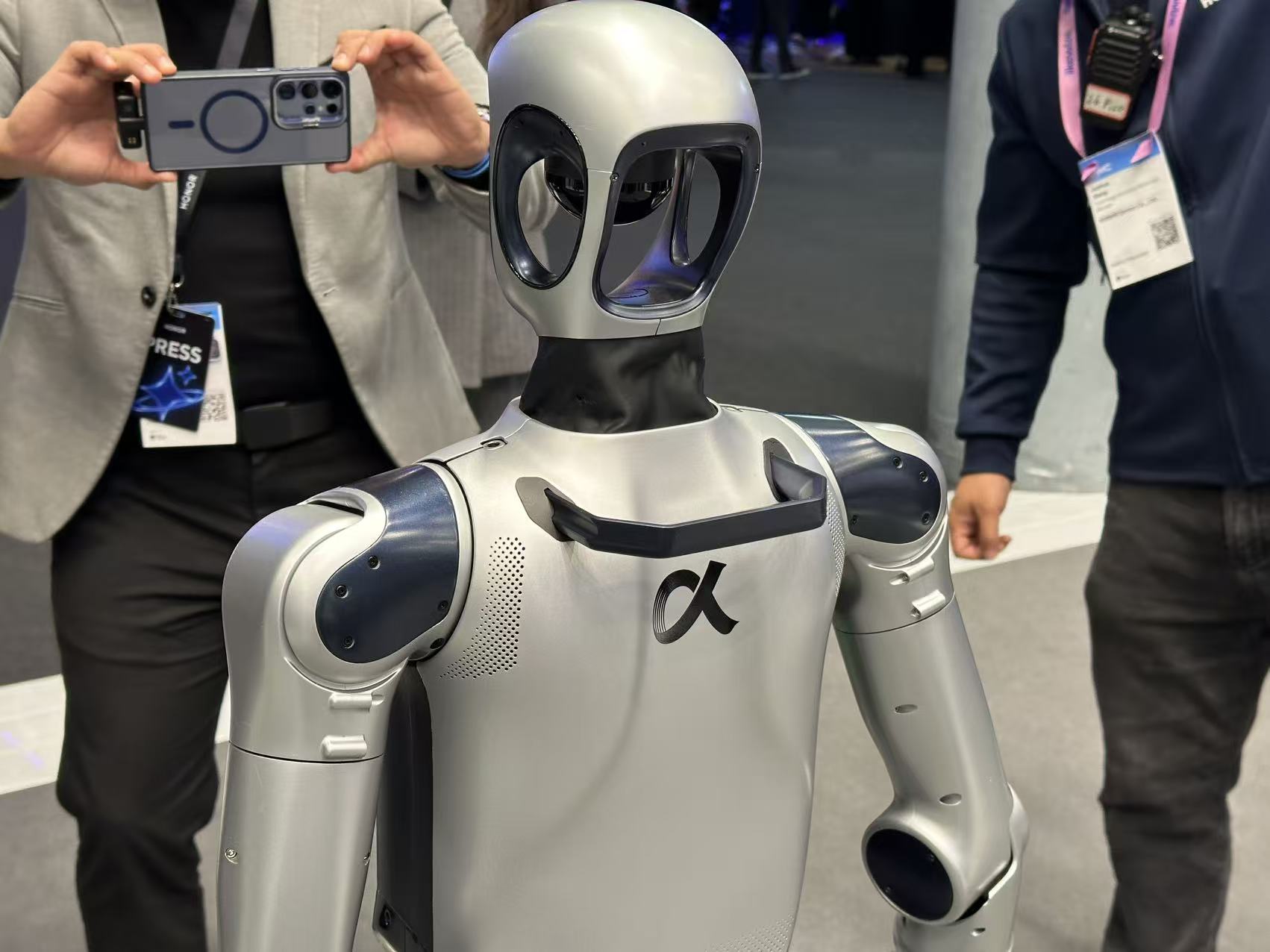 荣耀李健在MWC主舞台阐释AHI理念 称致力创造“很酷的AI未来”