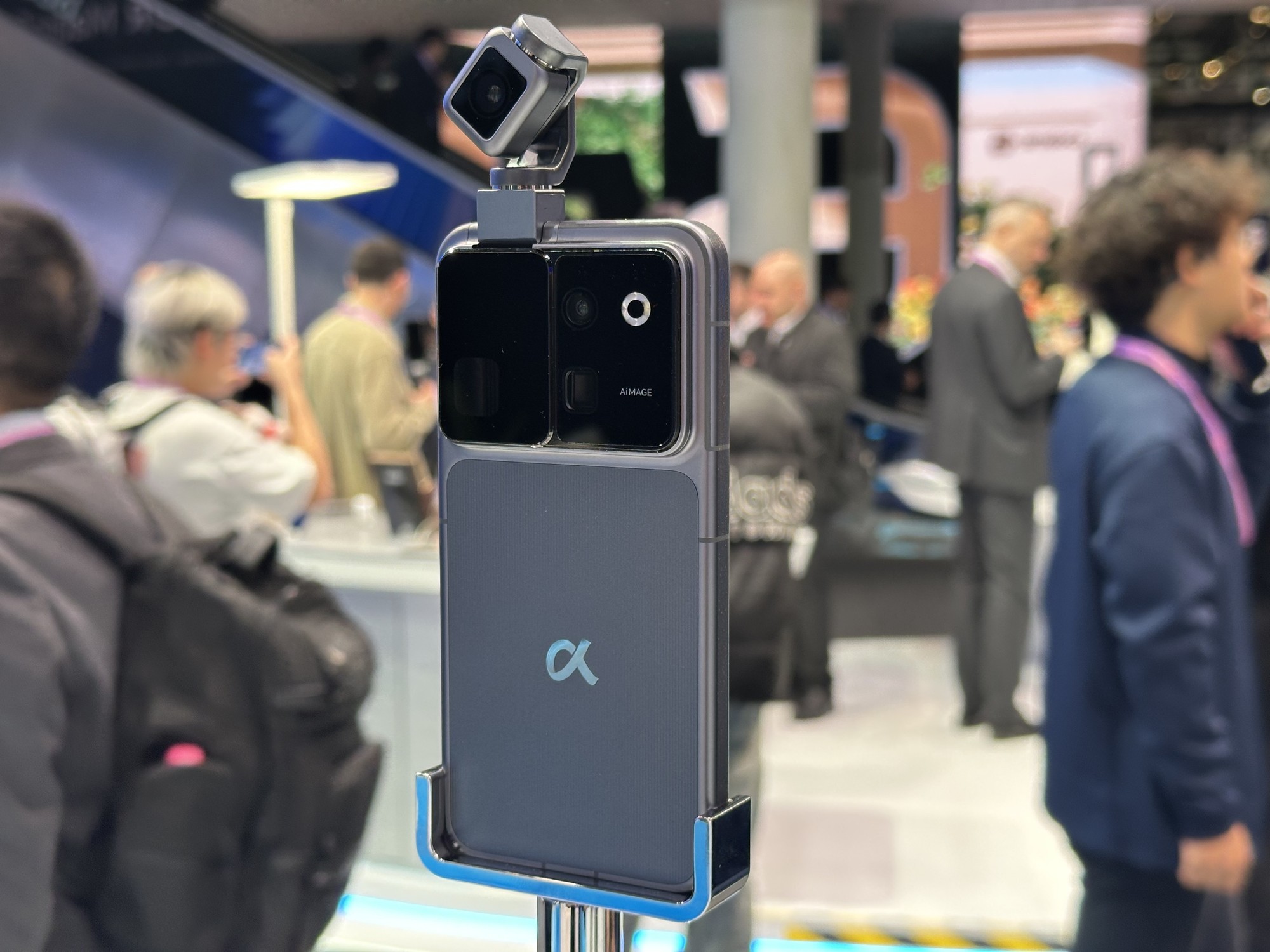 荣耀李健在MWC主舞台阐释AHI理念 称致力创造“很酷的AI未来”