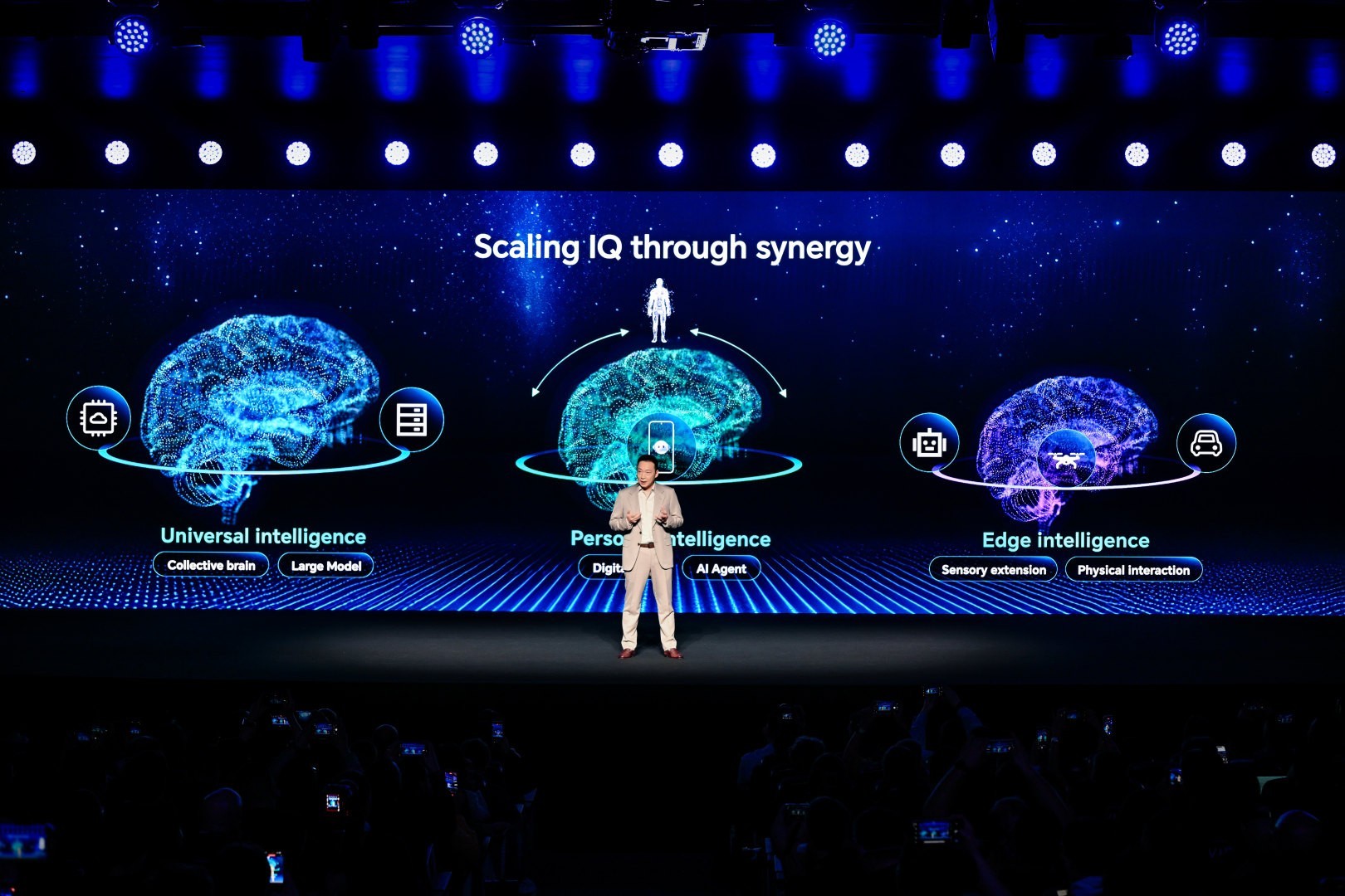 荣耀李健在MWC主舞台阐释AHI理念 称致力创造“很酷的AI未来”