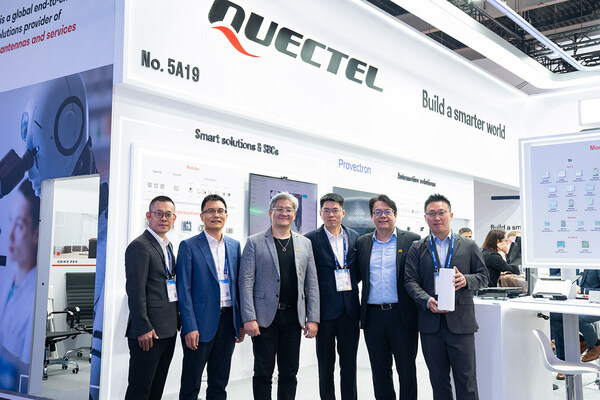 Quectel与MediaTek领导在移远展台合影