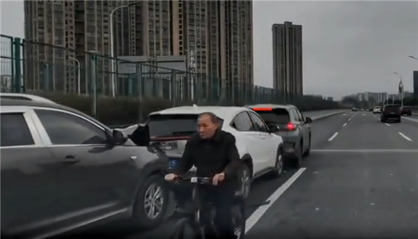大爷骑自行车高架上逆行：致多车连环追尾