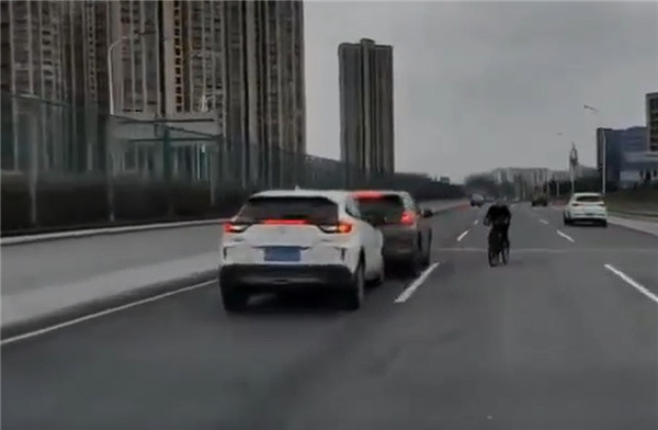 大爷骑自行车高架上逆行：致多车连环追尾