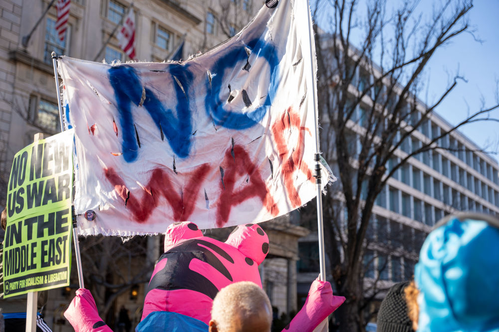综合消息｜多国民众抗议美以军事打击伊朗：“停止轰炸伊朗”“拒绝战火蔓延”