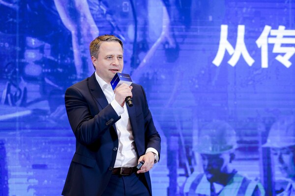 采埃孚集团售后事业部高级副总裁、商用车事业线负责人  亚历山大·列夫诺维奇(Aleksander Rabinovitch)