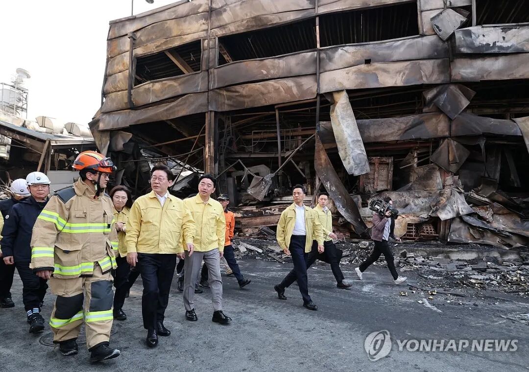 李在明总统视察汽车零部件厂大火现场