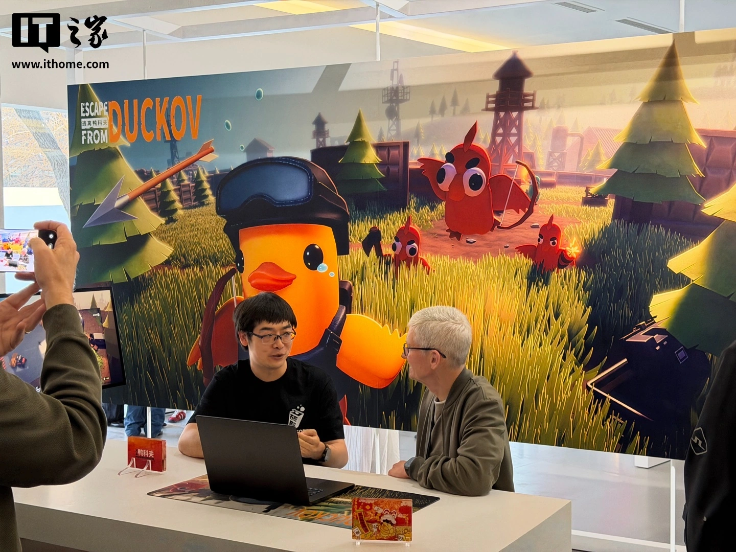 库克与《逃离鸭科夫》游戏工作人员对话交流