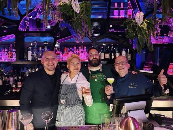 谭卉行政总厨谭国锋与负责永利吧的永利澳门及永利皇宫酒吧总监Mark Lloyd一同参与“Ten At The Top”飨宴