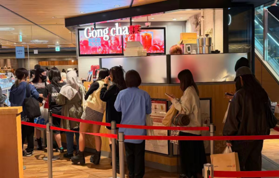 在国内濒临绝迹的贡茶 正在国外做奶茶皇帝