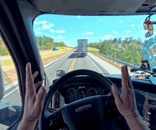 史上最发烧卡车司机!副驾藏了一台价值4万元的RTX 5080高端PC:随时能玩赛车模拟器
