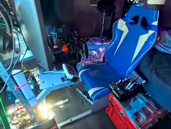 史上最发烧卡车司机!副驾藏了一台价值4万元的RTX 5080高端PC:随时能玩赛车模拟器