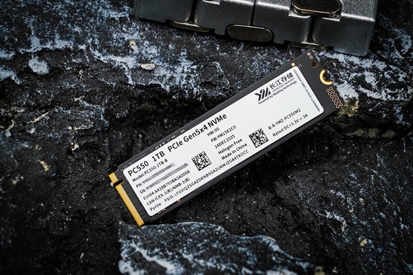 长江存储PC550 PCIe5.0固态硬盘上手:万兆读写 6W超低功耗
