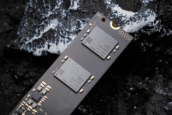 长江存储PC550 PCIe5.0固态硬盘上手:万兆读写 6W超低功耗