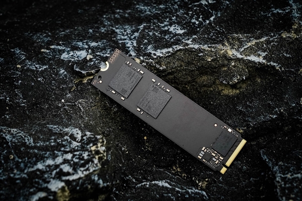 长江存储PC550 PCIe5.0固态硬盘上手:万兆读写 6W超低功耗